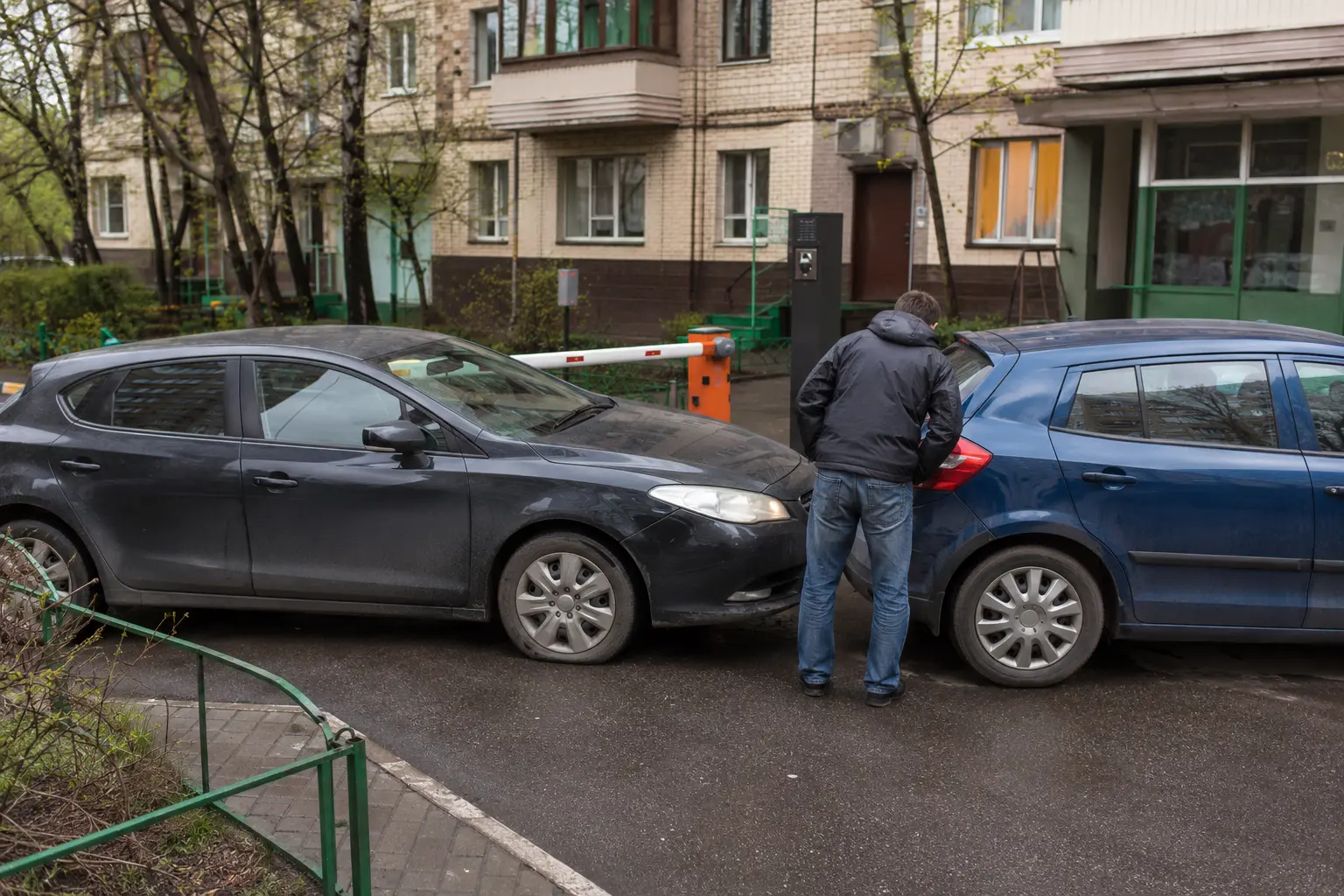 ДТП во дворе у шлагбаума