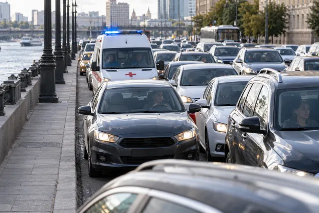 Плотный поток не позволял безопасно уступить